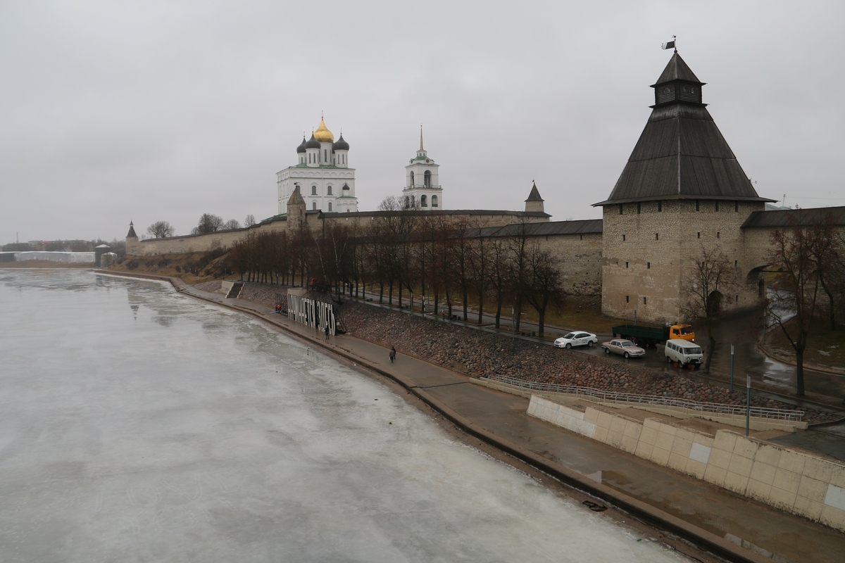 Демонтаж надписи «Россия начинается здесь» начался у стен псковского Кремля  - Новости - Официальный сайт Псковской городской Думы