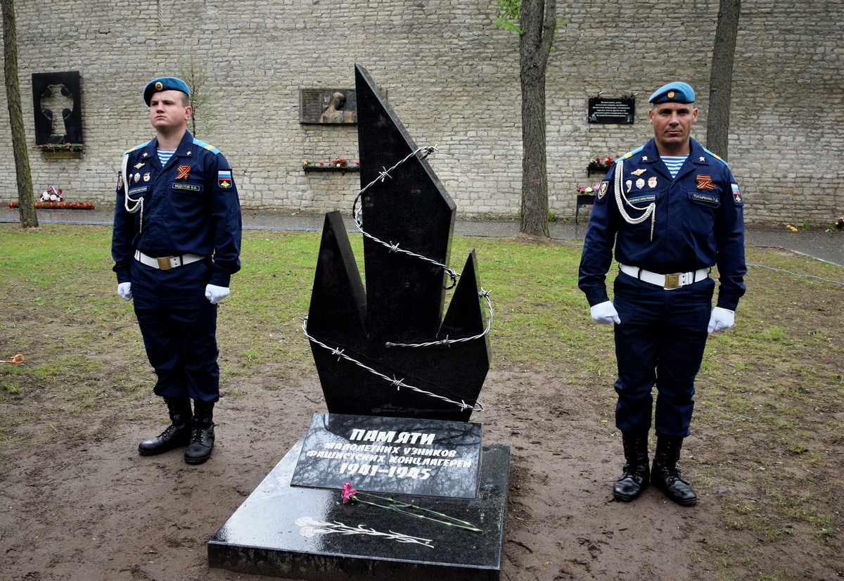 В Пскове открыли памятник малолетним узникам концлагерей - Новости -  Официальный сайт Псковской городской Думы