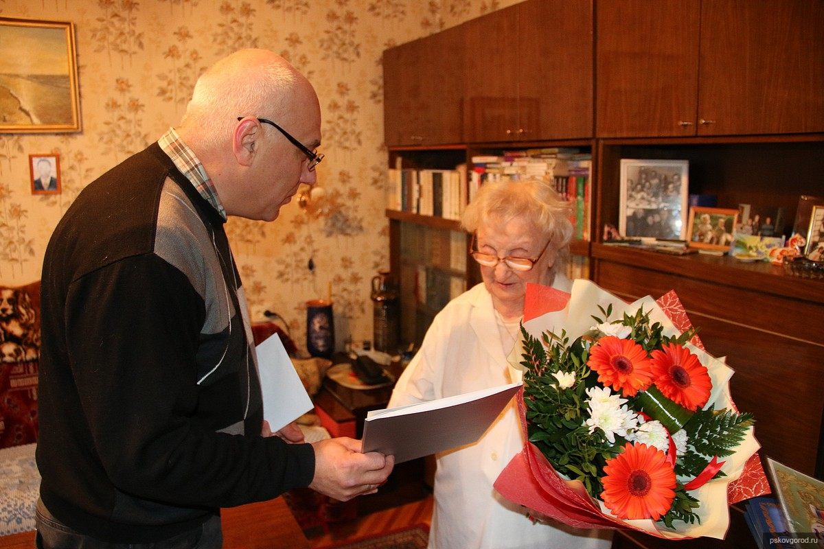 Григорий Турчин поздравил с юбилеем ветерана Великой Отечественной войны Нину Русакову