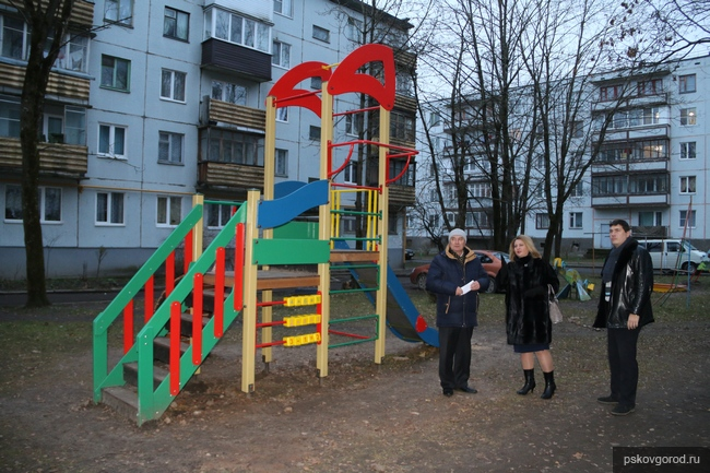 Во дворе ставят. Псков детские площадки во дворах район Овсище. Детская площадка во дворе Пскова. Детские площадки Псков во дворе. Детская площадка на улице Юбилейная.