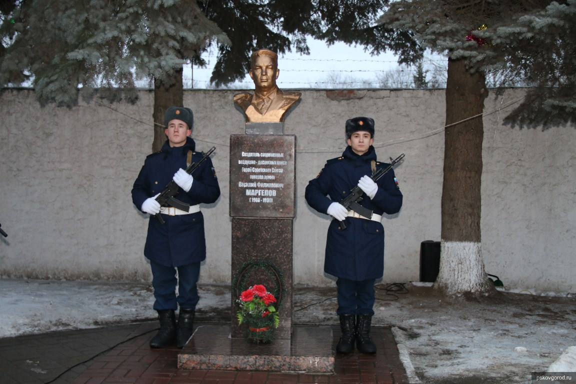 В Пскове почтили память генерала армии Василия Маргелова - Новости -  Официальный сайт Псковской городской Думы