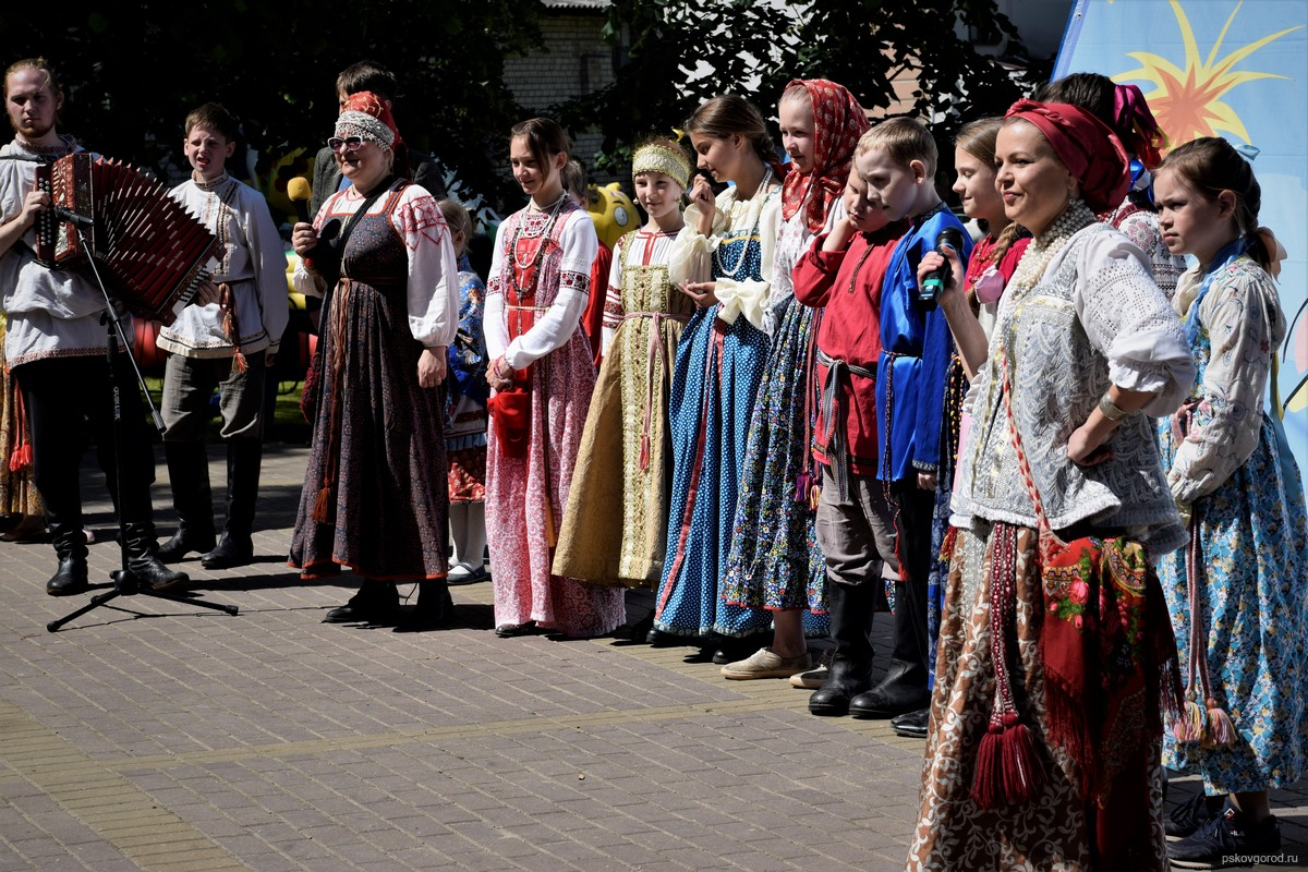 В амфитеатре Детского парка Пскова яркой концертной программой отметили  Международный День защиты детей - Новости - Официальный сайт Псковской  городской Думы