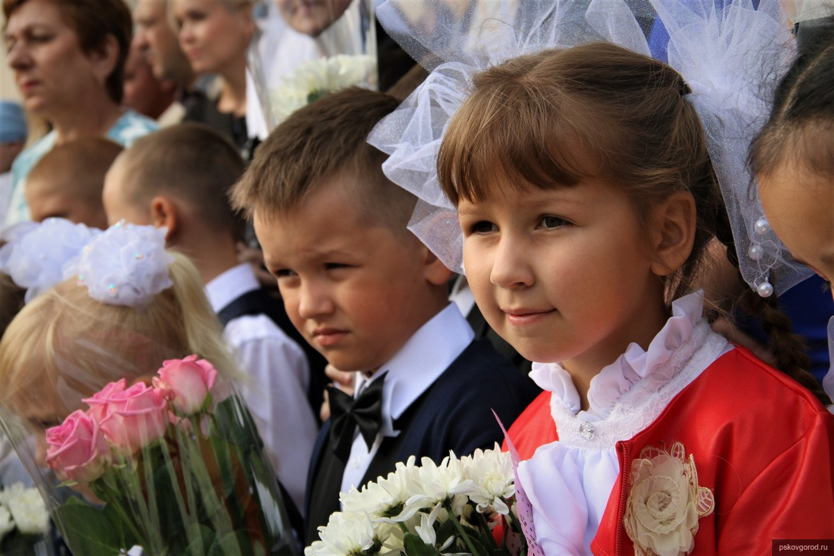 Около школьной. Дошкольник и первоклассник. 1 Сентября. С 1 сентября дошкольникам. Кашира 3 школа 2 1 сентября.