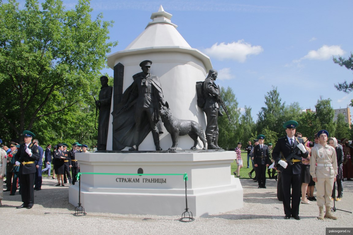 Памятник кузнецу Псков