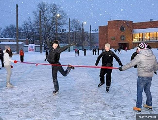 Каток на запсковье псков. Каток на Машиностроителей Псков. Каток Псков летний сад. Каток в Корытово Псков.