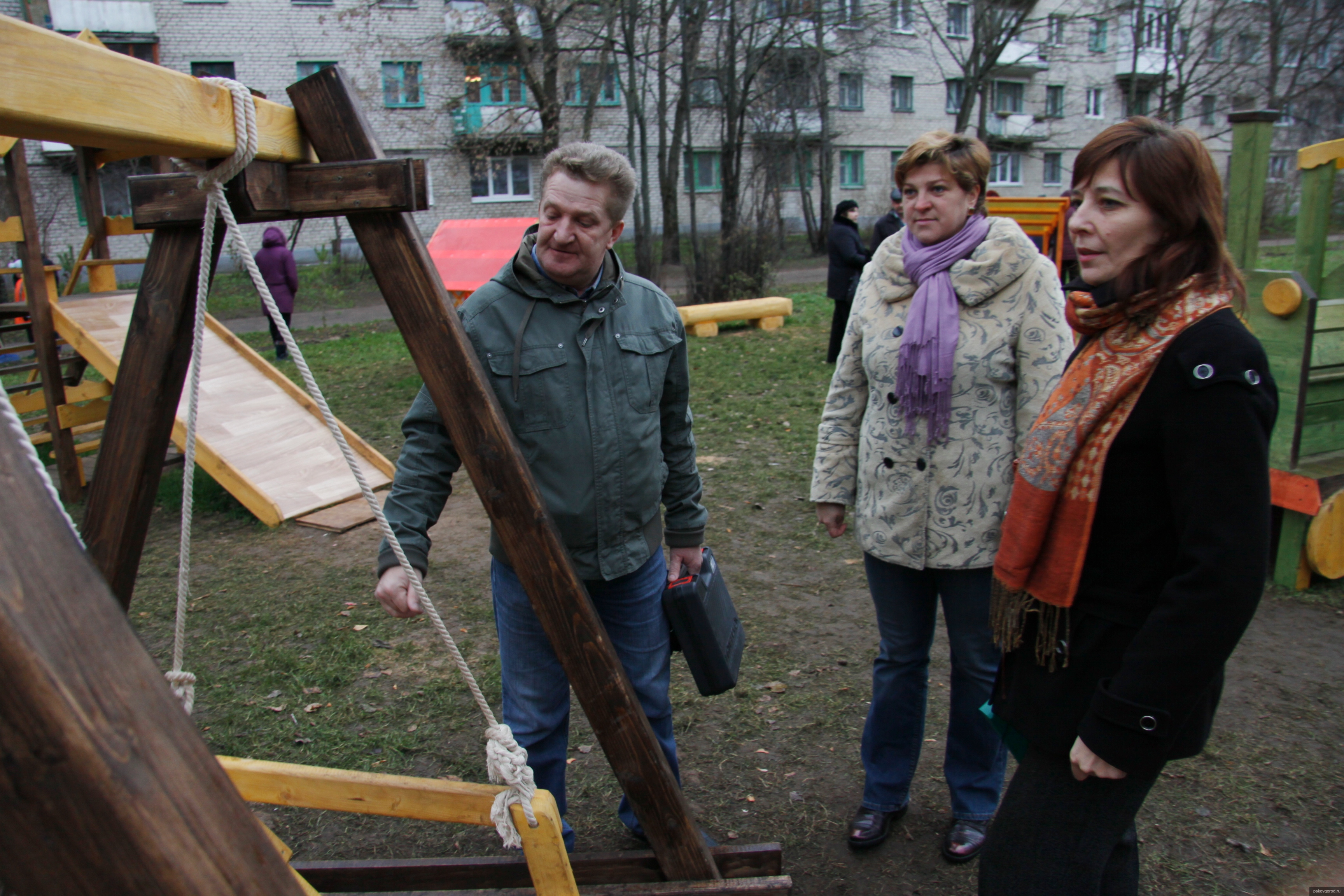 Наталия Соколова: «Устанавливая детские площадки во дворах, прежде всего  нужно думать о безопасности детей» - Новости - Официальный сайт Псковской  городской Думы