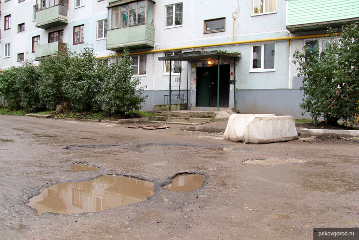 Дворы пскова. Псков дворы. Дворы домов во Пскове. Стахановская 12 Псков двор. Двор Псков хрущи.